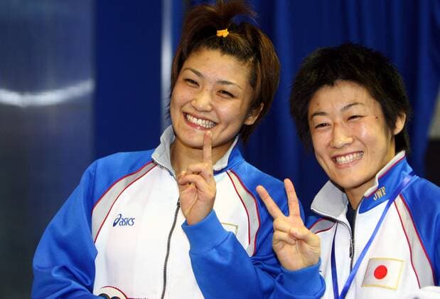 Kaori Icho (li.) und Chiharu Icho (beide Japan) - Weltmeisterinnen im Freien Stil sowohl in der Klasse bis 63kg als auch bis 48kg 2007 -  (2007092400274018) Ringen WM Damen WM 2007, Freistil, Klasse bis 63kg, 63 kg, Kilogramm, 48 Gruppe Baku Freude, Ringen WM Damen WM 2007, Freistil, Klasse bis 63kg, 63 kg, Kilogramm, 48 Gruppe Baku Freude,