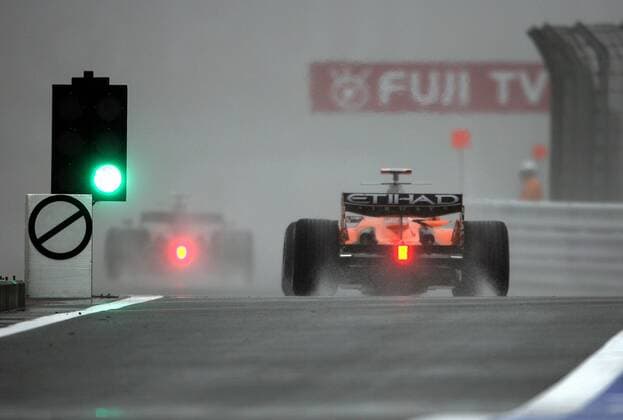 Adrian Sutil (Deutschland Spyker) verlässt die Boxengasse zum Qualifying beim GP Japan 2007 - Motorsport Grand Prix Herren Großer Preis von Japan 2007, Formel 1 Weltmeisterschaft, F1, F, GP, WM, Qualifying Totale Fuji Motorsport Grand Prix Herren Großer Preis von Japan 2007, Formel 1 Weltmeisterschaft, F1, F, GP, WM, Qualifying Totale Fuji