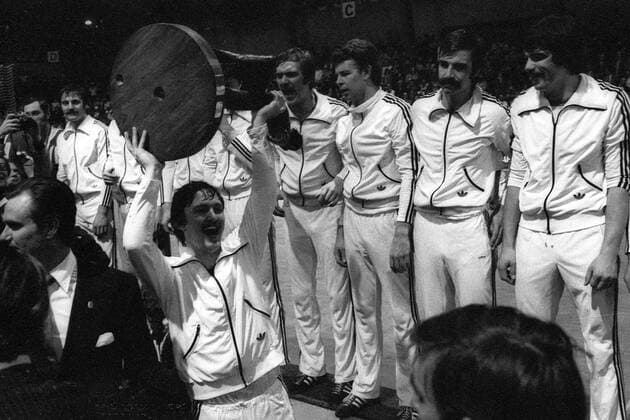 Die BR Deutschland ist Weltmeister 1978 - Kapitän Horst Spengler (vorn) präsentiert die verdiente Trophäe Handball WM Herren Weltmeisterschaft 1978, Länderspiel, Nationalteam, Finale, BRD Gruppe Kopenhagen Freude, Begeisterung, Handball WM Herren Weltmeisterschaft 1978, Länderspiel, Nationalteam, Finale, BRD Gruppe Kopenhagen Freude, Begeisterung,