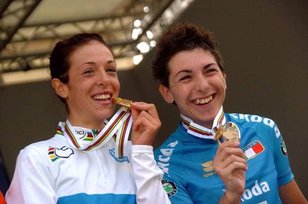Marta Bastianelli (li.) - Weltmeisterin 2007 und die drittplatzierte Giorgia Bronzini (beide Italien) auf dem Podium - Radsport WM Damen WM 2007, Straßenradsport, Straße, Rad, Nationaltrikot Gruppe Stuttgart Glück, Freude, Radsport WM Damen WM 2007, Straßenradsport, Straße, Rad, Nationaltrikot Gruppe Stuttgart Glück, Freude,