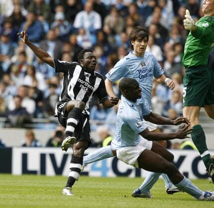 Obafemi Martins (Newcastle, li.) trifft - EDITORIAL USE ONLY. No use with unauthorised audio, video, data, fixture lists, club league logos or live services. Online in-match use limited to 120 images, no video emulation. No use in betting, games or single club league player publications. Fußball Herren English Premier League 2007 2008, 1. Englische Liga, Manchester City - Newcastle United 3:1 Gruppe Manchester Dynamik, Kampf, Fußball Herren English Premier League 2007 2008, 1. Englische Liga, Manchester City - Newcastle United 3:1 Gruppe Manchester Dynamik, Kampf,