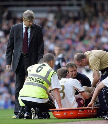 Aliaksandr Hleb muss behandelt werden; daneben beobachtet Trainer Arsene Wenger (beide Arsenal) die Szene - EDITORIAL USE ONLY. No use with unauthorised audio, video, data, fixture lists, club league logos or live services. Online in-match use limited to 120 images, no video emulation. No use in betting, games or single club league player publications. Fußball Herren English Premier League 2007 2008, 1. Englische Liga, Arsenal FC London Gruppe London Skepsis, Fußball Herren English Premier League 2007 2008, 1. Englische Liga, Arsenal FC London Gruppe London Skepsis,