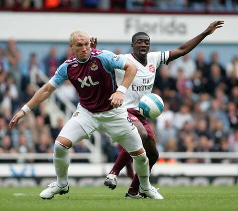 Dean Ashton (West Ham, li.) gegen Kolo Toure (Arsenal) - EDITORIAL USE ONLY. No use with unauthorised audio, video, data, fixture lists, club league logos or live services. Online in-match use limited to 120 images, no video emulation. No use in betting, games or single club league player publications. Fußball Herren English Premier League 2007 2008, 1. Englische Liga, West Ham United - Arsenal FC London Gruppe London Dynamik, Fußball Herren English Premier League 2007 2008, 1. Englische Liga, West Ham United - Arsenal FC London Gruppe London Dynamik,