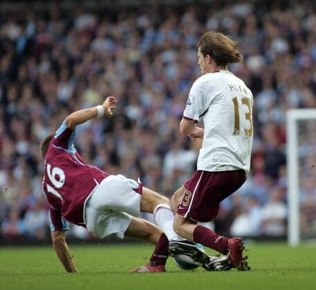 Aliaksandr Hleb (Arsenal, re.) wird von Mark Noble (West Ham) durch ein Foul verletzt - EDITORIAL USE ONLY. No use with unauthorised audio, video, data, fixture lists, club league logos or live services. Online in-match use limited to 120 images, no video emulation. No use in betting, games or single club league player publications. Fußball Herren English Premier League 2007 2008, 1. Englische Liga, West Ham United - Arsenal FC London Gruppe London Dynamik, Kampf, Fußball Herren English Premier League 2007 2008, 1. Englische Liga, West Ham United - Arsenal FC London Gruppe London Dynamik, Kampf,