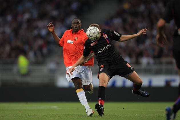 Mathieu Bodmer (Lyon, re.) gegen Aruna Dindane (Lens) -  Fußball Herren Ligue 1 2007 2008, 1. Französische Liga, Olympique Lyonnais - Racing Club Lens 3:0, OL Gruppe o0 RC Lyon Dynamik, Fußball Herren Ligue 1 2007 2008, 1. Französische Liga, Olympique Lyonnais - Racing Club Lens 3:0, OL Gruppe o0 RC Lyon Dynamik, 