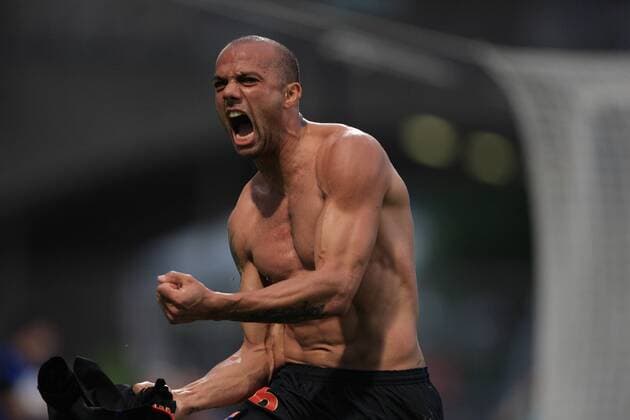 Fabio dos Santos (Lyon) zieht sich beim Torjubel das Trikot aus -  Fußball Herren Ligue 1 2007 2008, 1. Französische Liga, Olympique Lyonnais, OL Einzelbild Lyon Freude, Fußball Herren Ligue 1 2007 2008, 1. Französische Liga, Olympique Lyonnais, OL Einzelbild Lyon Freude, 