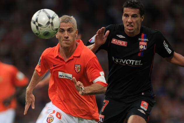Yohan de Mont (Lens, li.) gegen Milan Baros (Lyon) -  Fußball Herren Ligue 1 2007 2008, 1. Französische Liga, Olympique Lyonnais - Racing Club Lens 3:0, OL Gruppe o0 RC Lyon Dynamik, Fußball Herren Ligue 1 2007 2008, 1. Französische Liga, Olympique Lyonnais - Racing Club Lens 3:0, OL Gruppe o0 RC Lyon Dynamik, 