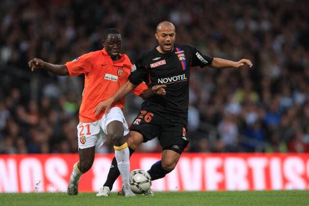 Fabio dos Santos (Lyon, re.) gegen Sidi Yaya Keita (Lens) -  Fußball Herren Ligue 1 2007 2008, 1. Französische Liga, Olympique Lyonnais - Racing Club Lens 3:0, OL Gruppe o0 RC Lyon Kampf, Fußball Herren Ligue 1 2007 2008, 1. Französische Liga, Olympique Lyonnais - Racing Club Lens 3:0, OL Gruppe o0 RC Lyon Kampf, 