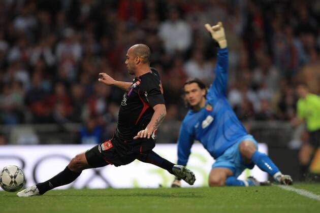 Fabio dos Santos (Lyon, li.) erzielt das Tor zum 1:0, Torwart Vedran Runje (Lens) reklamiert vergeblich -  Fußball Herren Ligue 1 2007 2008, 1. Französische Liga, Olympique Lyonnais - Racing Club Lens 3:0, OL Gruppe o0 RC Lyon Fußball Herren Ligue 1 2007 2008, 1. Französische Liga, Olympique Lyonnais - Racing Club Lens 3:0, OL Gruppe o0 RC Lyon 