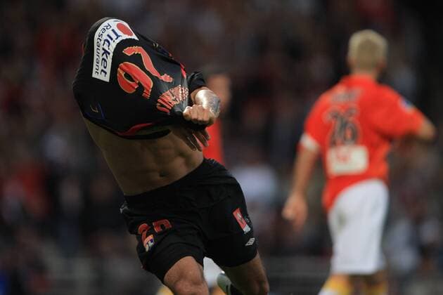 Fabio dos Santos (Lyon) entledigt sich zum Torjubel seines Trikots -  Fußball Herren Ligue 1 2007 2008, 1. Französische Liga, Olympique Lyonnais - Racing Club Lens 3:0, OL Einzelbild Lyon Freude, Fußball Herren Ligue 1 2007 2008, 1. Französische Liga, Olympique Lyonnais - Racing Club Lens 3:0, OL Einzelbild Lyon Freude, 