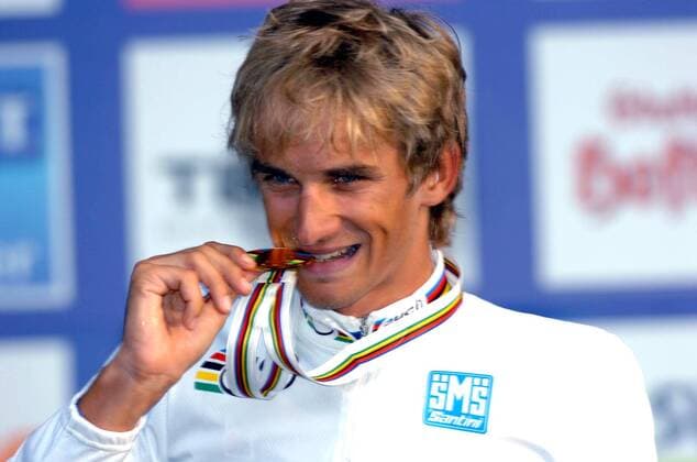 Peter Velits (Slowakei) - U23 Weltmeister 2007 - prüft seine Goldmedaille auf ihre Echtheit -  Radsport WM Herren U23 WM 2007, U 23, Junioren, Nationaltrikot, Straßenradsport, Straße, Rad, Straßenrennen Porträt Stuttgart Freude, Radsport WM Herren U23 WM 2007, U 23, Junioren, Nationaltrikot, Straßenradsport, Straße, Rad, Straßenrennen Porträt Stuttgart Freude,