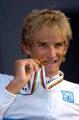 Peter Velits (Slowakei) - U23 Weltmeister 2007 - prüft seine Goldmedaille auf ihre Echtheit -  Radsport WM Herren U23 WM 2007, U 23, Junioren, Nationaltrikot, Straßenradsport, Straße, Rad, Straßenrennen Porträt Stuttgart Freude, Radsport WM Herren U23 WM 2007, U 23, Junioren, Nationaltrikot, Straßenradsport, Straße, Rad, Straßenrennen Porträt Stuttgart Freude,