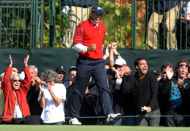 Eldrick Tiger Woods (USA) und die Zuschauer jubeln -  (MON20070929333) Golf Herren The Presidents Cup 2007, President s, PGA Tour Gruppe Montreal Freude, Begeisterung, Golf Herren The Presidents Cup 2007, President s, PGA Tour Gruppe Montreal Freude, Begeisterung,
