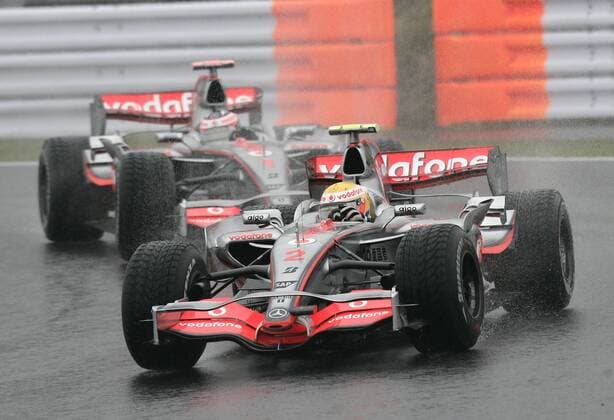 Lewis Hamilton (England, vorn) verfolgt von Teamkollege Fernando Alonso (Spanien beide McLaren Mercedes) Motorsport Grand Prix Herren Großer Preis von Japan 2007, Formel 1 Weltmeisterschaft, F1, F, GP, WM Gruppe Fuji Motorsport Grand Prix Herren Großer Preis von Japan 2007, Formel 1 Weltmeisterschaft, F1, F, GP, WM Gruppe Fuji