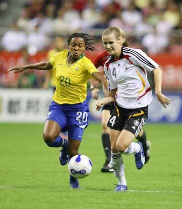 Ester (Brasilien, li.) gegen Simone Laudehr (Deutschland) - Fußball Länderspiel Damen WM 2007, Nationalmannschaft, Nationaltrikot, Frauen, Frauenfußball, Finale, Endspiel Gruppe Deutschland - Brasilien 2:0 Shanghai Dynamik, Kampf, Fußball Länderspiel Damen WM 2007, Nationalmannschaft, Nationaltrikot, Frauen, Frauenfußball, Finale, Endspiel Gruppe Deutschland - Brasilien 2:0 Shanghai Dynamik, Kampf,