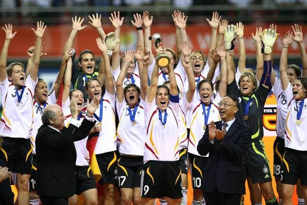 IMAGO Iconic Moments, Fußball - Frauen Deutschland ist Weltmeister 2007 - Birgit Prinz (Mitte) präsentiert stolz den Pokal, li. FIFA Präsident Joseph S. Blatter (Schweiz) -  Fußball WM Damen WM 2007, Frauen, Frauenfußball, Länderspiel, Nationalteam, Nationaltrikot, Finale, Endspiel Totale Feier, Siegesfeier, feiern, Weltmeistertrophäe Shanghai, Aufmacher, Trophäe, Weltmeisterpokal Freude, Begeisterung, Fußball WM Damen WM 2007, Frauen, Frauenfußball, Länderspiel, Nationalteam, Nationaltrikot, Finale, Endspiel Totale Feier, Siegesfeier, feiern, Weltmeistertrophäe Shanghai, Aufmacher, Trophäe, Weltmeisterpokal Freude, Begeisterung,
