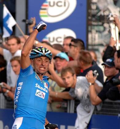 Paolo Bettini (Italien) ist Weltmeister 2007 Radsport WM Herren WM 2007, Straßenradsport, Straße, Rad, Straßenrennen Einzelbild Stuttgart Freude, Begeisterung, Radsport WM Herren WM 2007, Straßenradsport, Straße, Rad, Straßenrennen Einzelbild Stuttgart Freude, Begeisterung,
