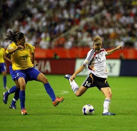 Simone Laudehr (Deutschland, re.) gegen Cristiane (Brasilien) - (IMCpau15235406) Fußball Länderspiel Damen WM 2007, Nationalmannschaft, Nationaltrikot, Finale, Endspiel, Deutschland - Brasilien 2:0, Frauen Gruppe Shanghai Dynamik, Fußball Länderspiel Damen WM 2007, Nationalmannschaft, Nationaltrikot, Finale, Endspiel, Deutschland - Brasilien 2:0, Frauen Gruppe Shanghai Dynamik,