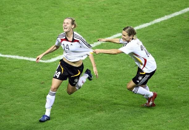 Simone Laudehr (li.) und Martina Müller (beide Deutschland) - Torjubel -  Fußball Länderspiel Damen WM 2007, Nationalmannschaft, Nationaltrikot, Finale, Endspiel, Frauen Gruppe Shanghai, Aufmacher Dynamik, Freude, Begeisterung, Fußball Länderspiel Damen WM 2007, Nationalmannschaft, Nationaltrikot, Finale, Endspiel, Frauen Gruppe Shanghai, Aufmacher Dynamik, Freude, Begeisterung,