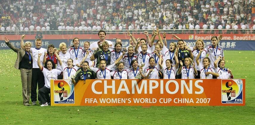 Siegerfoto - Deutschland ist Weltmeister 2007 - Fußball WM Damen WM 2007, Frauen, Frauenfußball, Länderspiel, Nationalteam, Finale, Endspiel, Nationaltrikot Totale Turnierlogo, Turnieremblem Shanghai, Feier, feiern, Siegesfeier Freude, Begeisterung, Fußball WM Damen WM 2007, Frauen, Frauenfußball, Länderspiel, Nationalteam, Finale, Endspiel, Nationaltrikot Totale Turnierlogo, Turnieremblem Shanghai, Feier, feiern, Siegesfeier Freude, Begeisterung,