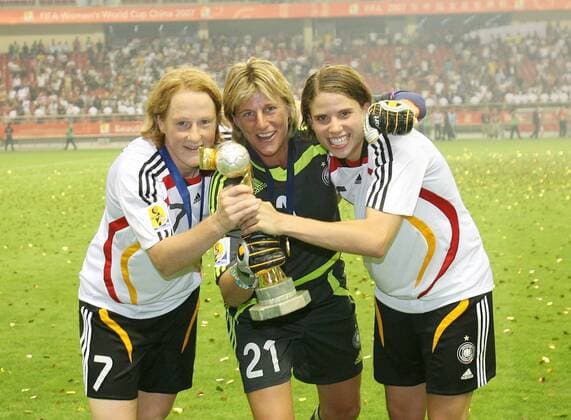 Deutschland ist Weltmeister 2007 - Melanie Behringer (li.), Torfrau Silke Rottenberg und Annike Krahn präsentieren stolz den Pokal -  Fußball WM Damen WM 2007, Frauen, Frauenfußball, Länderspiel, Nationalteam, Finale, Endspiel, Nationaltrikot Gruppe Torwart, Torhüterin Shanghai, Fahne, Nationalfahne, Freude, Fußball WM Damen WM 2007, Frauen, Frauenfußball, Länderspiel, Nationalteam, Finale, Endspiel, Nationaltrikot Gruppe Torwart, Torhüterin Shanghai, Fahne, Nationalfahne, Freude,