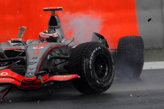 Fernando Alonso (Spanien McLaren Mercedes) in seinem zerstörten Boliden Motorsport Grand Prix Herren Großer Preis von Japan 2007, Formel 1 Weltmeisterschaft, F1, F, GP, WM, Regenrennen, Rennen Einzelbild Fuji Motorsport Grand Prix Herren Großer Preis von Japan 2007, Formel 1 Weltmeisterschaft, F1, F, GP, WM, Regenrennen, Rennen Einzelbild Fuji