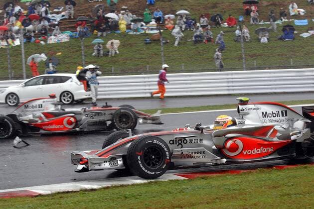 Lewis Hamilton (England) fährt am zerstörten Boliden von Fernando Alonso (Spanien beide McLaren Mercedes) vorbei Motorsport Grand Prix Herren Großer Preis von Japan 2007, Formel 1 Weltmeisterschaft, F1, F, GP, WM, Regenrennen, Rennen Gruppe Fuji Motorsport Grand Prix Herren Großer Preis von Japan 2007, Formel 1 Weltmeisterschaft, F1, F, GP, WM, Regenrennen, Rennen Gruppe Fuji