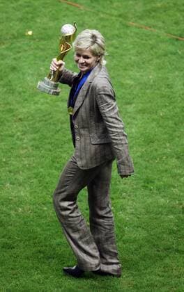 Bundestrainerin Silvia Neid (Deutschland) - Weltmeisterin 2007 - mit dem Pokal -  Fußball WM Damen WM 2007, Frauen, Frauenfußball, Länderspiel, Nationalteam, Finale, Endspiel, Einzelbild Trophäe, Weltmeisterpokal, Weltmeistertrophäe Shanghai, Freisteller,, Aufmacher Freude, Fußball WM Damen WM 2007, Frauen, Frauenfußball, Länderspiel, Nationalteam, Finale, Endspiel, Einzelbild Trophäe, Weltmeisterpokal, Weltmeistertrophäe Shanghai, Freisteller,, Aufmacher Freude,