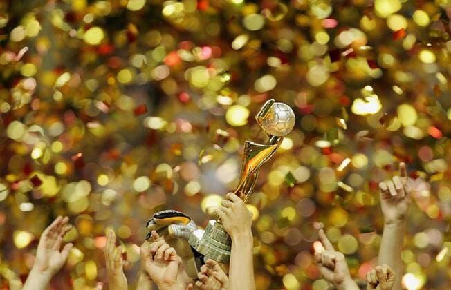 IMAGO Iconic Moments, Fußball - Frauen Deutschland ist Weltmeister 2007 - Hände strecken sich im Konfettiregen nach dem Pokal -  Fußball WM Damen WM 2007, Frauen, Frauenfußball, Länderspiel, Nationalteam, Finale, Endspiel, Gruppe Trophäe, Weltmeisterpokal, Weltmeistertrophäe Shanghai Freude, Fußball WM Damen WM 2007, Frauen, Frauenfußball, Länderspiel, Nationalteam, Finale, Endspiel, Gruppe Trophäe, Weltmeisterpokal, Weltmeistertrophäe Shanghai Freude,