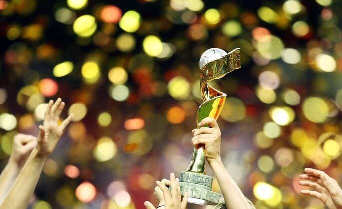 Deutschland ist Weltmeister 2007 - Hände strecken sich im Konfettiregen nach dem Pokal - Fußball WM Damen WM 2007, Frauen, Frauenfußball, Länderspiel, Nationalteam, Finale, Endspiel, Gruppe Trophäe, Weltmeisterpokal, Weltmeistertrophäe Shanghai, Aufmacher Freude, Fußball WM Damen WM 2007, Frauen, Frauenfußball, Länderspiel, Nationalteam, Finale, Endspiel, Gruppe Trophäe, Weltmeisterpokal, Weltmeistertrophäe Shanghai, Aufmacher Freude,