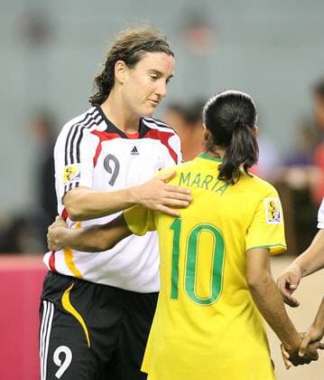 Weltmeisterin Birgit Prinz (Deutschland, li.) tröstet Marta (Brasilien) nach dem Finale - Fußball Länderspiel Damen WM 2007 Nationalmannschaft, Nationaltrikot Finale Endspiel Deutschland - Brasilien 2:0, Vdig Gruppe Frauen, Frauenfußball Shanghai, Aufmacher Kameradschaft, Fußball Länderspiel Damen WM 2007 Nationalmannschaft, Nationaltrikot Finale Endspiel Deutschland - Brasilien 2:0, Vdig Gruppe Frauen, Frauenfußball Shanghai, Aufmacher Kameradschaft,
