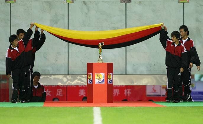 Weltmeister Deutschland 2007: Fußballkinder mit der Nationalfahne über dem Siegerpokal -  Fußball Länderspiel Damen WM 2007 Nationalmannschaft, Finale Endspiel, Vdig Totale Shanghai Frauen, Frauenfußball Fußball Länderspiel Damen WM 2007 Nationalmannschaft, Finale Endspiel, Vdig Totale Shanghai Frauen, Frauenfußball