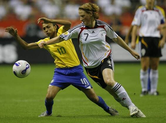 Melanie Behringer (Deutschland, re.) gegen Marta (Brasilien) -  Fußball Länderspiel Damen WM 2007, Nationalmannschaft, Nationaltrikot, Frauen, Finale, Endspiel, Deutschland - Brasilien 2:0 Gruppe Shanghai Dynamik, Fußball Länderspiel Damen WM 2007, Nationalmannschaft, Nationaltrikot, Frauen, Finale, Endspiel, Deutschland - Brasilien 2:0 Gruppe Shanghai Dynamik,