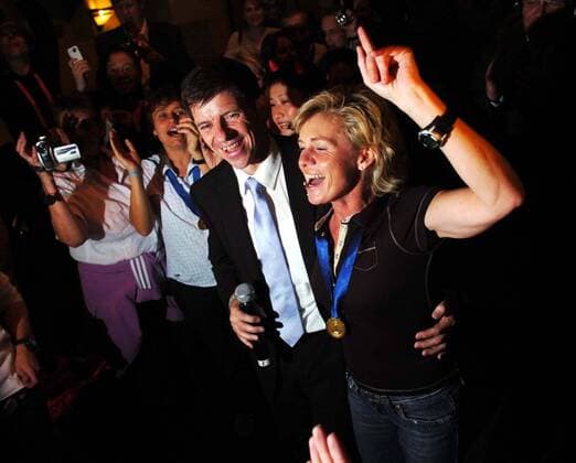 Bundestrainerin Silvia Neid (Deutschland, re.) feiert auf der Mannschaftsparty nach dem WM Gewinn kräftig mit Fußball Damen WM 2007, Nationalmannschaft, Party Abschlußparty Siegerparty Feier feiern Siegesfeier, Vdig Gruppe Frauen, Frauenfußball Shanghai Freude, Begeisterung, Fußball Damen WM 2007, Nationalmannschaft, Party Abschlußparty Siegerparty Feier feiern Siegesfeier, Vdig Gruppe Frauen, Frauenfußball Shanghai Freude, Begeisterung,