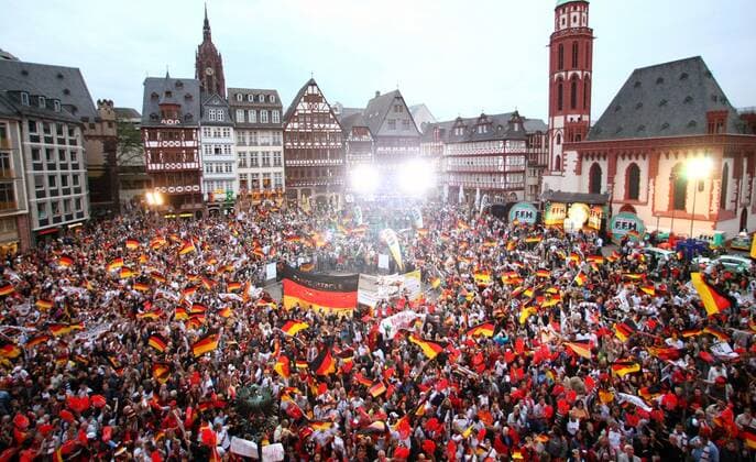 Tausende Fußballfans empfangen die Weltmeisterinnen 2007 aus Deutschland am Frankfurter Römer Fußball WM Damen Empfang Weltmeister 2007, Nationalteam, Frauen, Frauenfußball, Feier, feiern, Siegesfeier, Römer Totale Rathausplatz, Römerberg, Vogelperspektive, oben Frankfurt M., Landesfahne, schwarz rot gold Begeisterung, Freude, Fußball WM Damen Empfang Weltmeister 2007, Nationalteam, Frauen, Frauenfußball, Feier, feiern, Siegesfeier, Römer Totale Rathausplatz, Römerberg, Vogelperspektive, oben Frankfurt M., Landesfahne, schwarz rot gold Begeisterung, Freude,