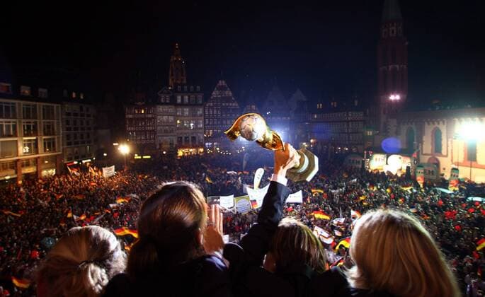 Tausende Fußballfans empfangen die Weltmeisterinnen 2007 aus Deutschland am Frankfurter Römer Fußball WM Damen Empfang Weltmeister 2007, Nationalteam, Frauen, Frauenfußball, Feier, feiern, Siegesfeier, Römer Totale Rathausplatz, Römerberg, Rathausbalkon Frankfurt M., Licht, Gegenlicht, hinten Rathaus Begeisterung, Freude, Fußball WM Damen Empfang Weltmeister 2007, Nationalteam, Frauen, Frauenfußball, Feier, feiern, Siegesfeier, Römer Totale Rathausplatz, Römerberg, Rathausbalkon Frankfurt M., Licht, Gegenlicht, hinten Rathaus Begeisterung, Freude,