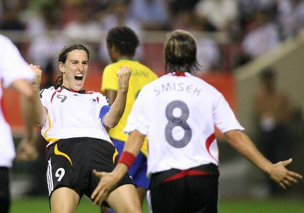 IMAGO Iconic Moments, Fußball - Frauen Birgit Prinz (li.) und Sandra Smisek (beide Deutschland) jubeln Fußball Länderspiel Damen WM 2007, Frauen, Frauenfußball, Nationalteam, Nationaltrikot, Finale, Deutschland Gruppe Shanghai Freude, Begeisterung, Fußball Länderspiel Damen WM 2007, Frauen, Frauenfußball, Nationalteam, Nationaltrikot, Finale, Deutschland Gruppe Shanghai Freude, Begeisterung,