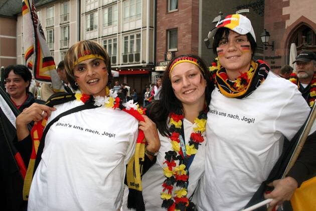 Weibliche deutsche Fangruppe mit Gesichtsbemalung und Blumenketten in den Landesfarben empfangen auf dem Frankfurter Römer die Weltmeisterinnen und grüßen Bundestrainer Joachim Löw (Deutschland): Machs uns nach Jogi Fußball Damen WM 2007 Nationalmannschaft Empfang Ankunft Rathaus Rathausempfang Weltmeister Weltmeisterinnen Vdig Gruppe Frankfurter Römer Römerberg Rathausplatz Frankfurt M. Frauen, Frauenfußball Freude, Fußball Damen WM 2007 Nationalmannschaft Empfang Ankunft Rathaus Rathausempfang Weltmeister Weltmeisterinnen Vdig Gruppe Frankfurter Römer Römerberg Rathausplatz Frankfurt M. Frauen, Frauenfußball Freude,