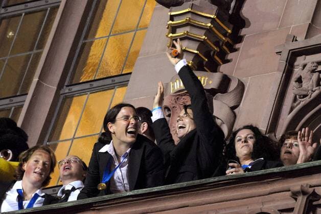 Weltmeister 2007 Deutschland auf dem Frankfurter Rathausbalkon v.li.: Melanie Behringer, Birgit Prinz und Torfrau Ursula Holl Fußball Damen WM 2007 Nationalmannschaft Empfang Ankunft Rathaus Rathausempfang Weltmeister Weltmeisterinnen Vdig Gruppe Frankfurter Römer Römerberg Rathausplatz Frankfurt M. Frauen, Frauenfußball Freude, Begeisterung, Fußball Damen WM 2007 Nationalmannschaft Empfang Ankunft Rathaus Rathausempfang Weltmeister Weltmeisterinnen Vdig Gruppe Frankfurter Römer Römerberg Rathausplatz Frankfurt M. Frauen, Frauenfußball Freude, Begeisterung,