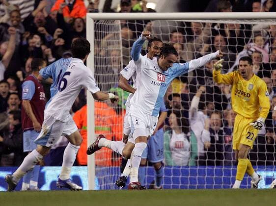 Dimitar Berbatov (2.v.re.) jubelt mit Gareth Bale (2.v.li.) und Younes Kaboul (alle Tottenham Hotspur, hi. Mitte), dahinter Torwart Scott Carson (Aston Villa) wütend - EDITORIAL USE ONLY. No use with unauthorised audio, video, data, fixture lists, club league logos or live services. Online in-match use limited to 120 images, no video emulation. No use in betting, games or single club league player publications. Fußball Herren English Premier League 2007 2008, 1. Englische Liga, Tottenham Hotspurs - Aston Villa 4:4, Spurs Gruppe London Begeisterung, Freude, Fußball Herren English Premier League 2007 2008, 1. Englische Liga, Tottenham Hotspurs - Aston Villa 4:4, Spurs Gruppe London Begeisterung, Freude,