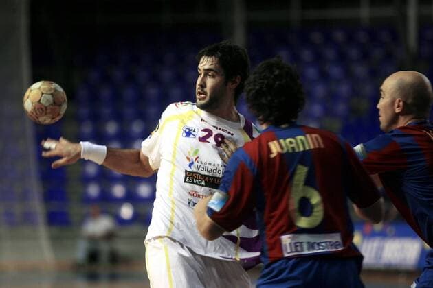 Raul Entrerrios Rodriguez (Valladolid, li.) gegen Juanin (FC Barcelona) -  - NOxONLINExUSE Handball Herren Liga Asobal 2007 2008, 1. Spanische Liga, de Balonmano, FC Barcelona - BM Valladolid 35:28 Gruppe Barcelona Dynamik, Handball Herren Liga Asobal 2007 2008, 1. Spanische Liga, de Balonmano, FC Barcelona - BM Valladolid 35:28 Gruppe Barcelona Dynamik,