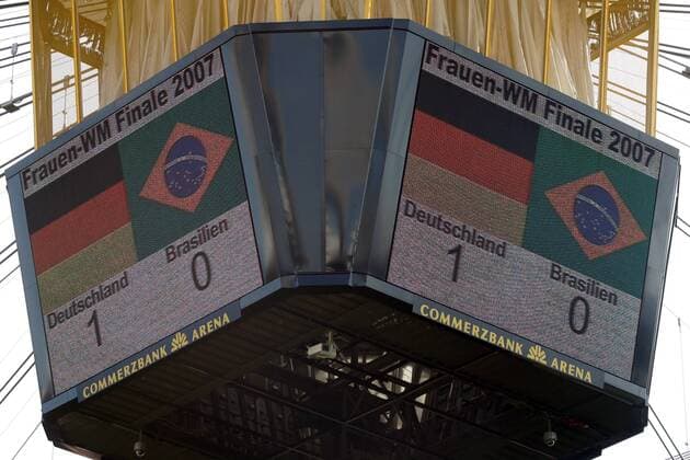 Anzeige in der Frankfurter Commerzbank Arena zeigt den Spielstand im Finale der Frauen WM 2007 an - Deutschland führt 1:0 gegen Brasilien Fußball 2. BL Herren Saison 2006 2007, SV Wehen Wiesbaden Einzelbild Commerzbankarena Frankfurt M. Fußball 2. BL Herren Saison 2006 2007, SV Wehen Wiesbaden Einzelbild Commerzbankarena Frankfurt M.