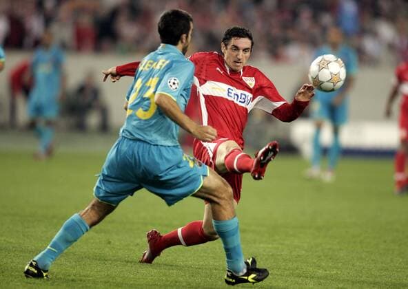 Roberto Hilbert (Stuttgart, re.) gegen Oleguer Presas Renom (FC Barcelona) Fußball EC 1 Herren Champions League 2007 2008, VfB Stuttgart - FC Barcelona, Barca Gruppe Stuttgart Dynamik, Fußball EC 1 Herren Champions League 2007 2008, VfB Stuttgart - FC Barcelona, Barca Gruppe Stuttgart Dynamik,