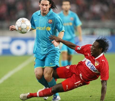 Lionel Messi (FC Barcelona, li.) gegen Arthur Boka (Stuttgart) Fußball EC 1 Herren Champions League 2007 2008, VfB Stuttgart - FC Barcelona, Barca Gruppe Stuttgart Dynamik, Kampf Fußball EC 1 Herren Champions League 2007 2008, VfB Stuttgart - FC Barcelona, Barca Gruppe Stuttgart Dynamik, Kampf