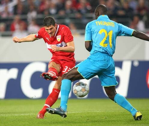 Mario Gomez (Stuttgart, li.) gegen Lilian Thuram (FC Barcelona) Fußball EC 1 Herren Champions League 2007 2008, VfB Stuttgart - FC Barcelona, Barca Gruppe Stuttgart Dynamik, Fußball EC 1 Herren Champions League 2007 2008, VfB Stuttgart - FC Barcelona, Barca Gruppe Stuttgart Dynamik,