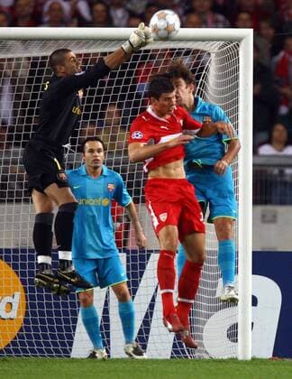 Mario Gomez (Stuttgart, 2.v.re.) gegen u.a. Torwart Victor Valdes (FC Barcelona) Fußball EC 1 Herren Champions League 2007 2008, VfB Stuttgart - FC Barcelona, Barca Gruppe Stuttgart Dynamik, Abwehr Fußball EC 1 Herren Champions League 2007 2008, VfB Stuttgart - FC Barcelona, Barca Gruppe Stuttgart Dynamik, Abwehr