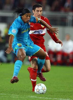 Ronaldinho (FC Barcelona, li.) gegen Roberto Hilbert (Stuttgart) Fußball EC 1 Herren Champions League 2007 2008, VfB Stuttgart - FC Barcelona, Barca Gruppe Stuttgart Dynamik, Fußball EC 1 Herren Champions League 2007 2008, VfB Stuttgart - FC Barcelona, Barca Gruppe Stuttgart Dynamik,