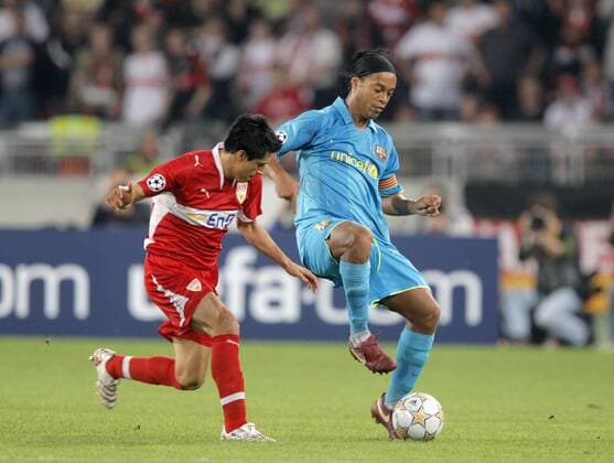 Ronaldinho (FC Barcelona, re.) gegen Ricardo Osorio (Stuttgart) Fußball EC 1 Herren Champions League 2007 2008, VfB Stuttgart - FC Barcelona 0:2, Barca Gruppe Stuttgart Dynamik, Fußball EC 1 Herren Champions League 2007 2008, VfB Stuttgart - FC Barcelona 0:2, Barca Gruppe Stuttgart Dynamik,