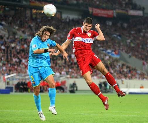Carles Puyol (FC Barcelona, li.) gegen Mario Gomez (Stuttgart) Fußball EC 1 Herren Saison 2007 2008, VfB Stuttgart - FC Barcelona, Barca Gruppe Stuttgart Dynamik, Fußball EC 1 Herren Saison 2007 2008, VfB Stuttgart - FC Barcelona, Barca Gruppe Stuttgart Dynamik,