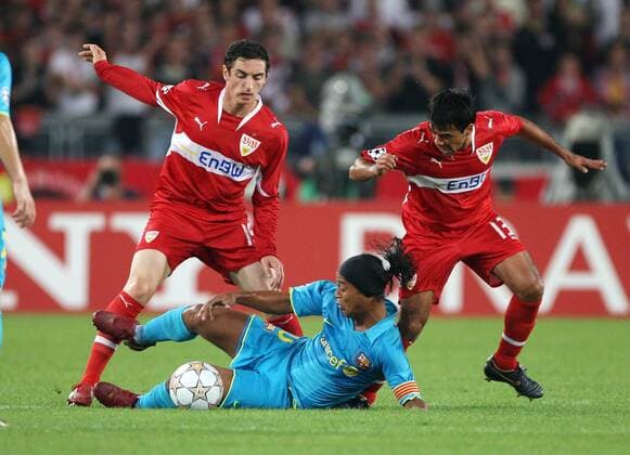 Ronaldinho (FC Barcelona, Mitte) gegen Roberto Hilbert (li.) und Pavel Pardo (beide Stuttgart) Fußball EC 1 Herren Saison 2007 2008, VfB Stuttgart - FC Barcelona, Barca Gruppe Stuttgart Dynamik, Fußball EC 1 Herren Saison 2007 2008, VfB Stuttgart - FC Barcelona, Barca Gruppe Stuttgart Dynamik,